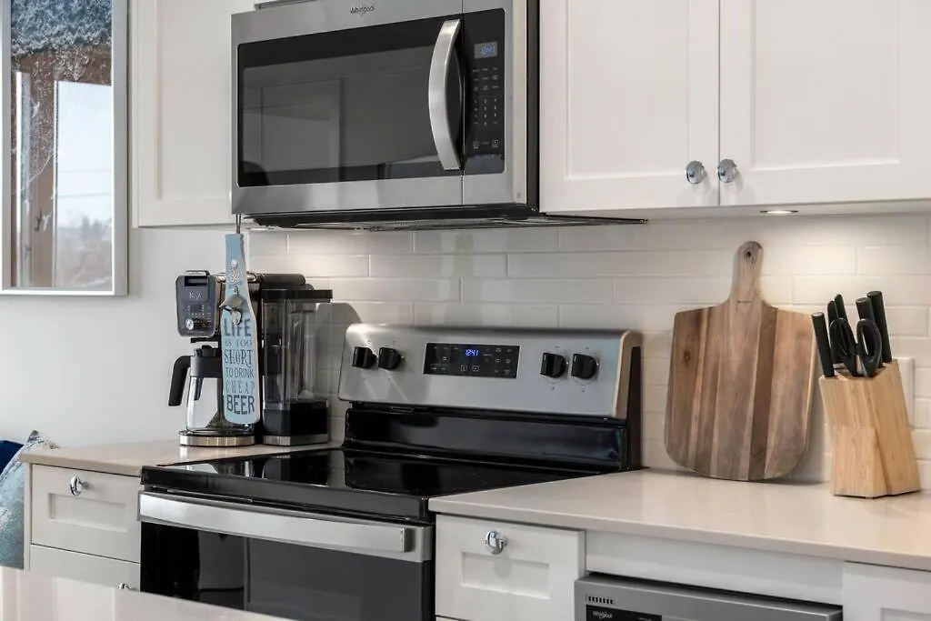 Two Bed Downtown Unit With Parking Apartment Calgary