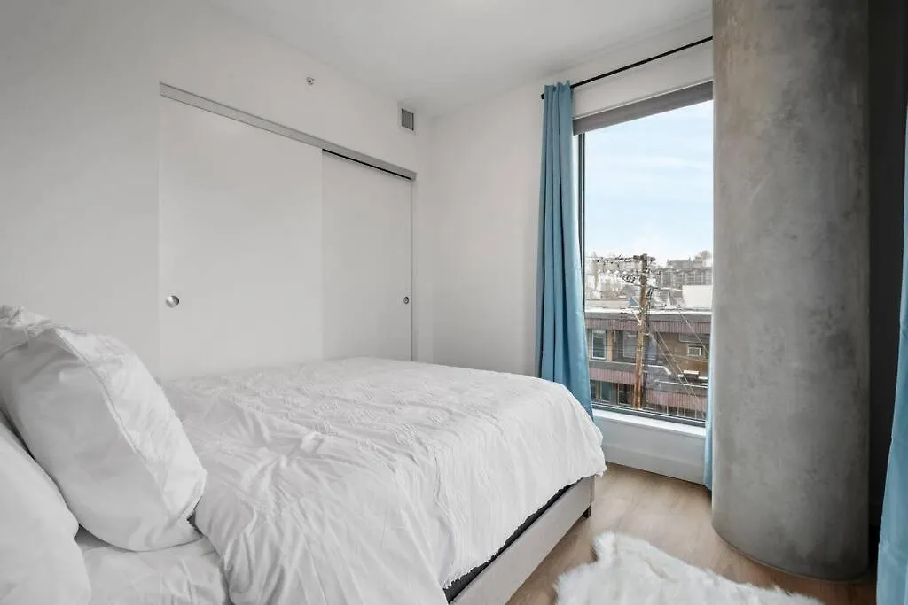 Two Bed Downtown Unit With Parking Apartment Calgary 0*,  Canada